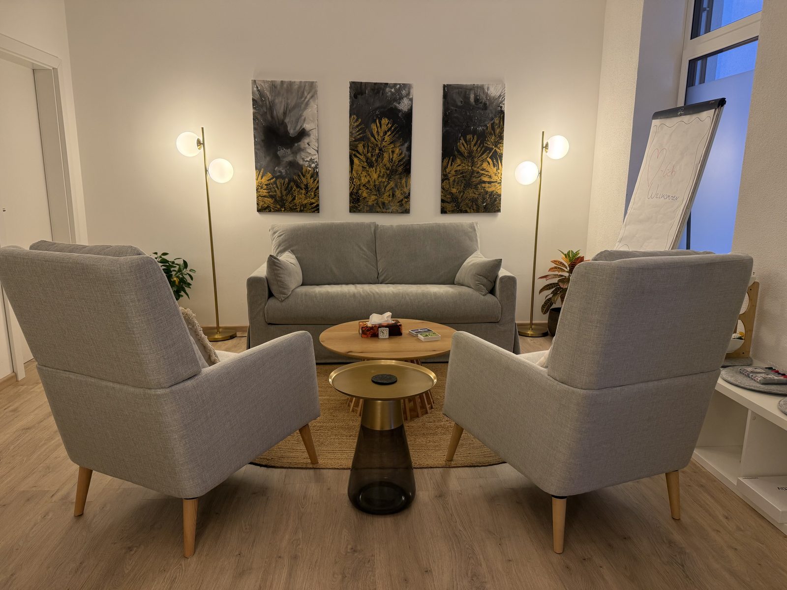 Sitzecke im Praxisraum von Marlene Baumgartner mit zwei Sesseln und Sofa für das Erstgespräch in St. Johann/Pongau